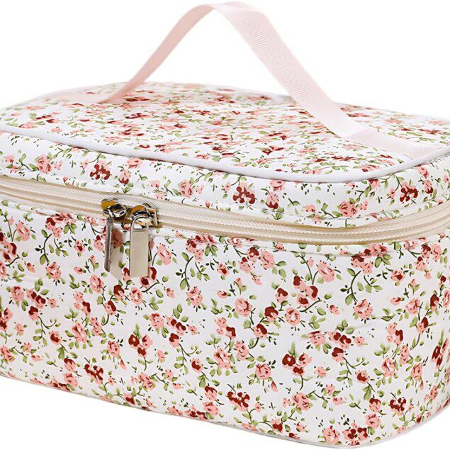 Sac à cosmétiques en coton doux pour les passionnées de beauté : une trousse de toilette matelassée et élégante pour transporter vos essentiels avec style