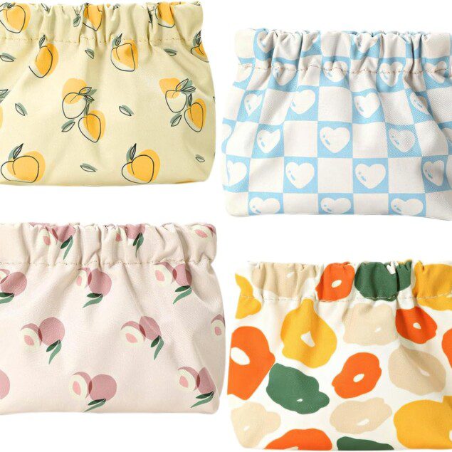 Mini trousse de maquillage : 4 pièces indispensables pour les voyages élégants Découvrez cette petite trousse de maquillage multifonctionnelle, idéale pour ranger vos essentiels de beauté en toute simplicité. Son design compact et portable fait de cette mini pochette le compagnon parfait pour chaque femme en quête de praticité et de style lors de ses déplacements.