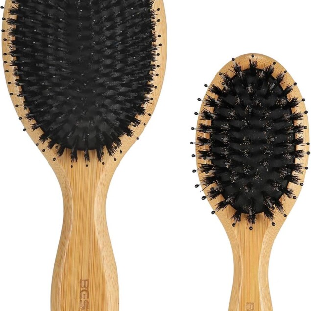 Brosses à cheveux en poils de sanglier : l'outil indispensable pour femmes et hommes  Découvrez notre set de brosses à cheveux, parfait pour la maison et le voyage, qui démêle en douceur tout en préservant la brillance naturelle de vos cheveux.