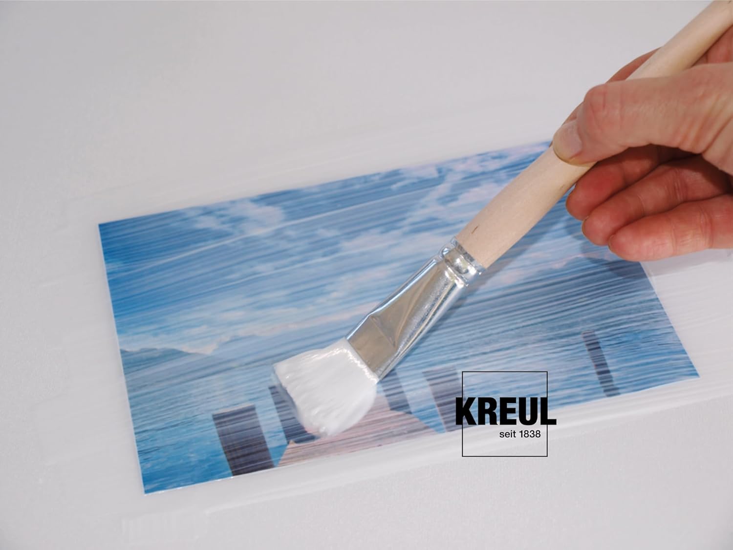 Transfert photo facile : le kit complet pour les passionnés de DIY Découvrez notre set de transfert photo, idéal pour les amateurs de création artistique. Ce kit comprend un médium de transfert, un vernis de finition, un pinceau et une raclette, parfait pour réaliser des transferts d'impressions, de coupures de presse et de photos avec un résultat professionnel. Transformez vos souvenirs en œuvres d'art uniques et personnalisez votre décoration intérieure avec simplicité. – Image 2
