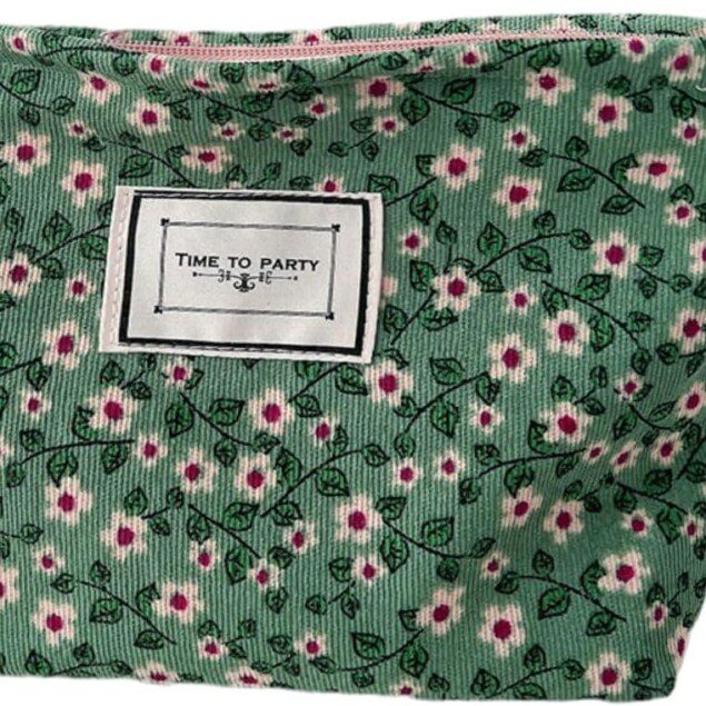 Trousse de toilette à motif floral : l'accessoire indispensable pour les voyageuses élégantes Rangement pratique et stylé pour vos essentiels de beauté, avec une touche de nature