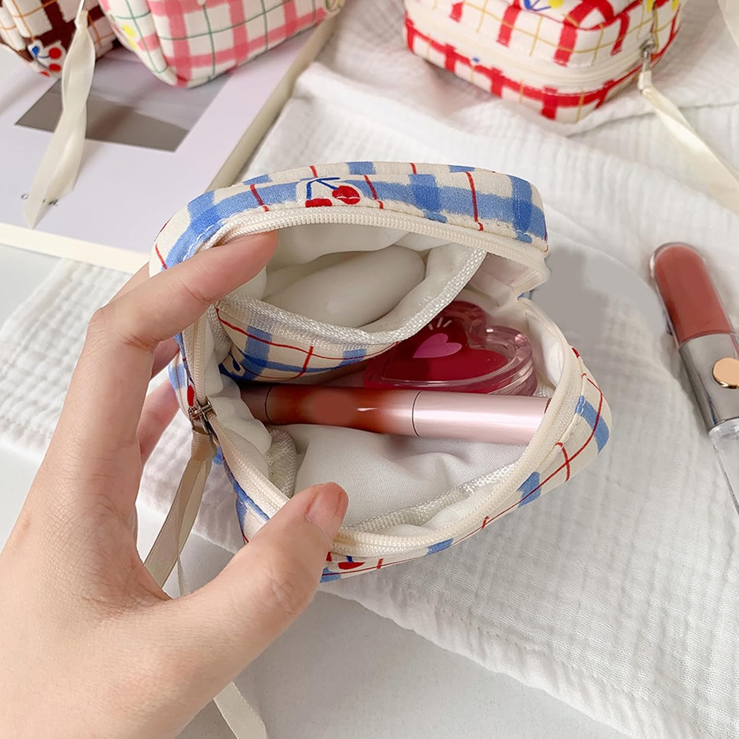 Sac de rangement à motifs quadrillés : idéal pour les amoureux des fruits et des accessoires de maquillage Découvrez un rangement élégant et pratique avec plusieurs poches pour une beauté toujours organisée – Image 6