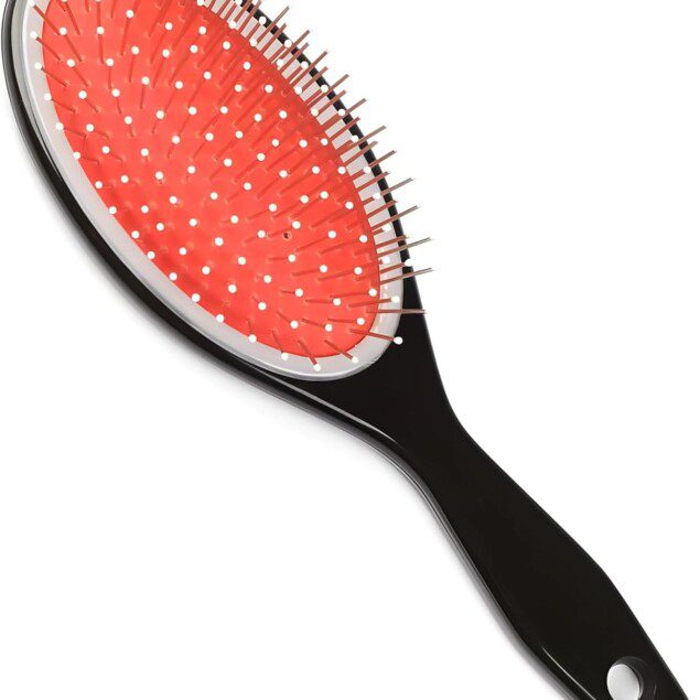 Brosse à cheveux démêlante : l'outil idéal pour des cheveux soyeux et sans nœuds
