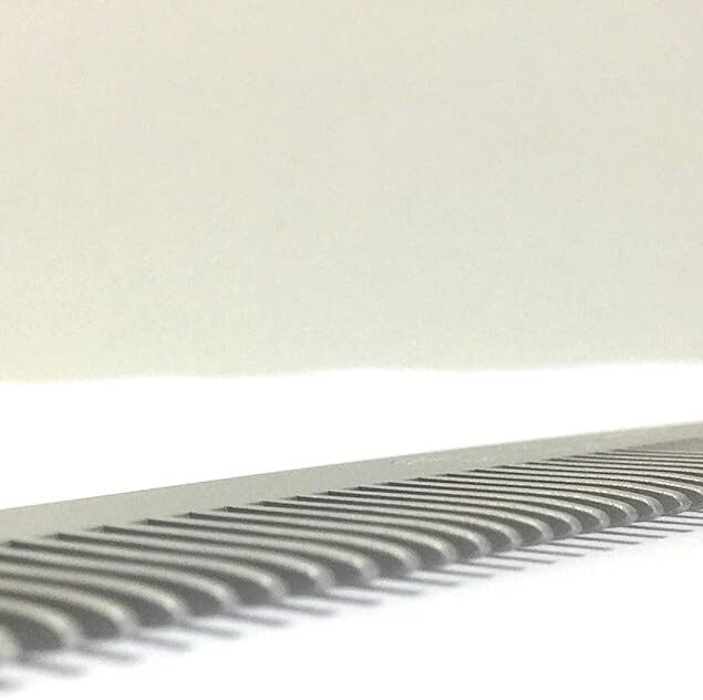 Peigne de poche en aluminium 13 cm : le compagnon idéal pour les hommes soucieux de leur style Antistatique et polyvalent, ce peigne à barbe offre une finition parfaite pour tous les types de cheveux