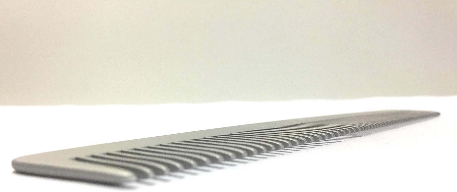Peigne de poche en aluminium 13 cm : le compagnon idéal pour les hommes soucieux de leur style Antistatique et polyvalent, ce peigne à barbe offre une finition parfaite pour tous les types de cheveux