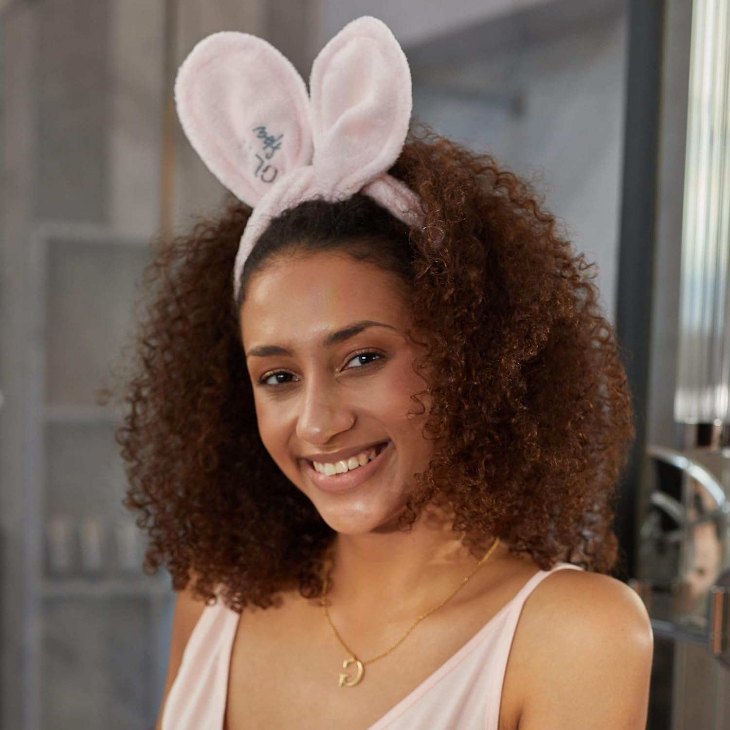Bandeau élastique rose avec motif de lapin : l'accessoire chic pour démaquillage et soins du visage Découvrez le bandeau élastique rose avec motif de lapin, l'accessoire idéal pour toutes les amatrices de beauté qui souhaitent maintenir leurs cheveux en place tout en ajoutant une touche de style à leur rituel de démaquillage et de soins du visage. Profitez d'un moment de douceur et d'élégance au quotidien ! – Image 7