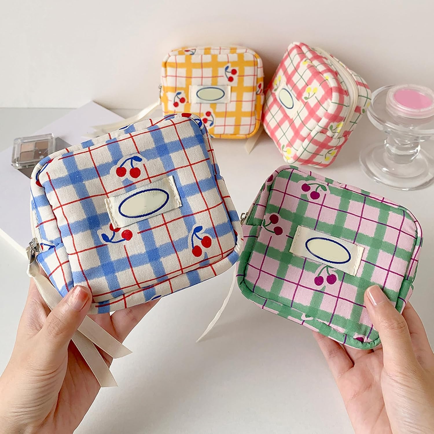 Sac de rangement à motifs quadrillés : idéal pour les amoureux des fruits et des accessoires de maquillage Découvrez un rangement élégant et pratique avec plusieurs poches pour une beauté toujours organisée – Image 4