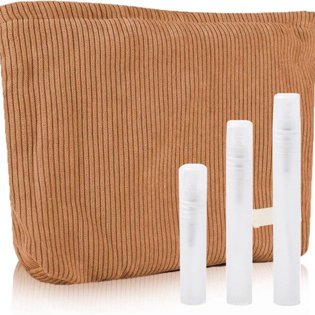 Trousse de toilette voyage : élégance et praticité pour les globetrotteurs Découvrez notre trousse de maquillage en velours côtelé avec 3 flacons de voyage, idéale pour vos escapades, le gym, ou les affaires