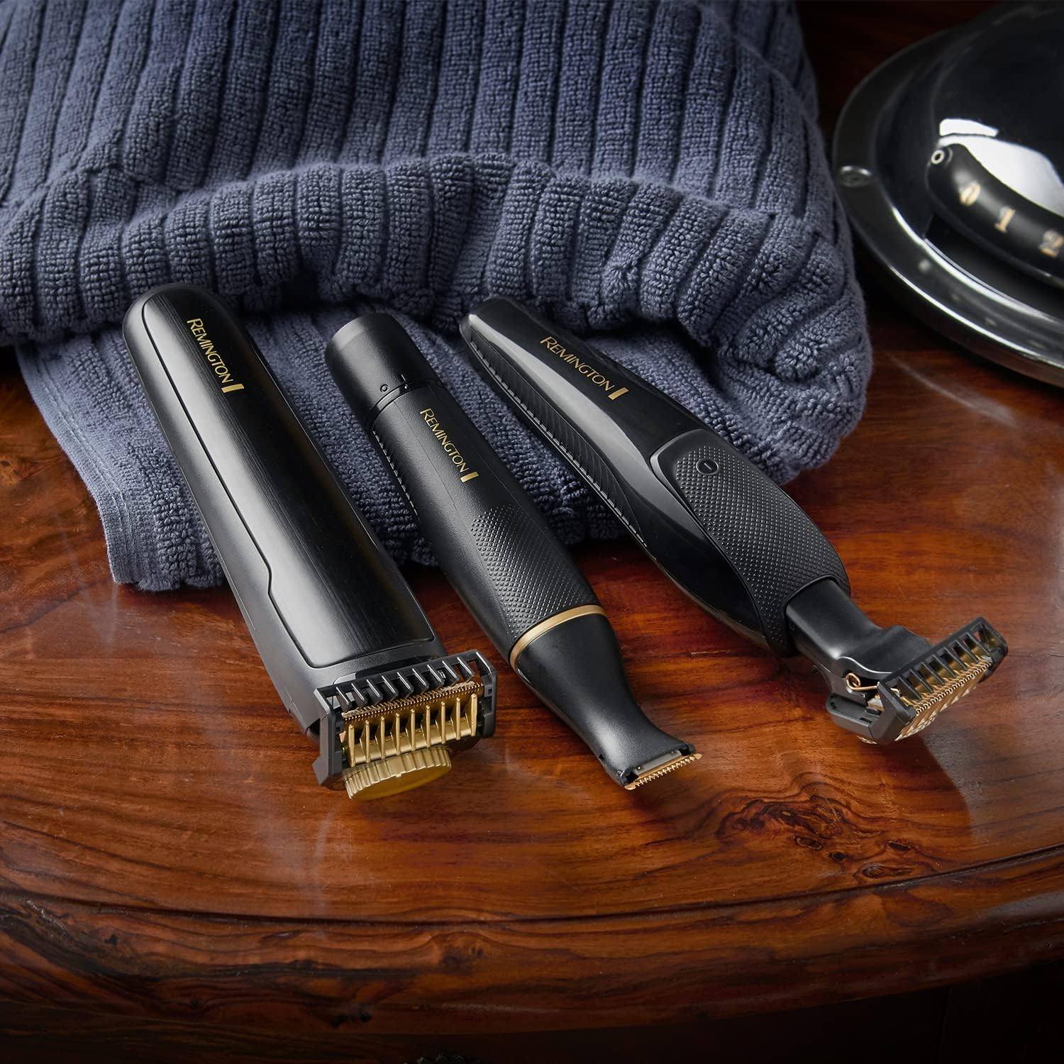 Tondeuse nez multifonction : kit complet visage pour hommes exigeants Découvrez la tondeuse nez Remington T-Series, conçue pour les hommes soucieux de leur apparence. Avec ses lames en titane auto-affûtées et ses trois têtes interchangeables, cette tondeuse est idéale pour entretenir la barbe, le nez, les oreilles et les sourcils. Profitez d’un design premium et de sabots ajustables pour un rasage précis et confortable. Offrez-vous un look impeccable en toutes circonstances ! – Image 9