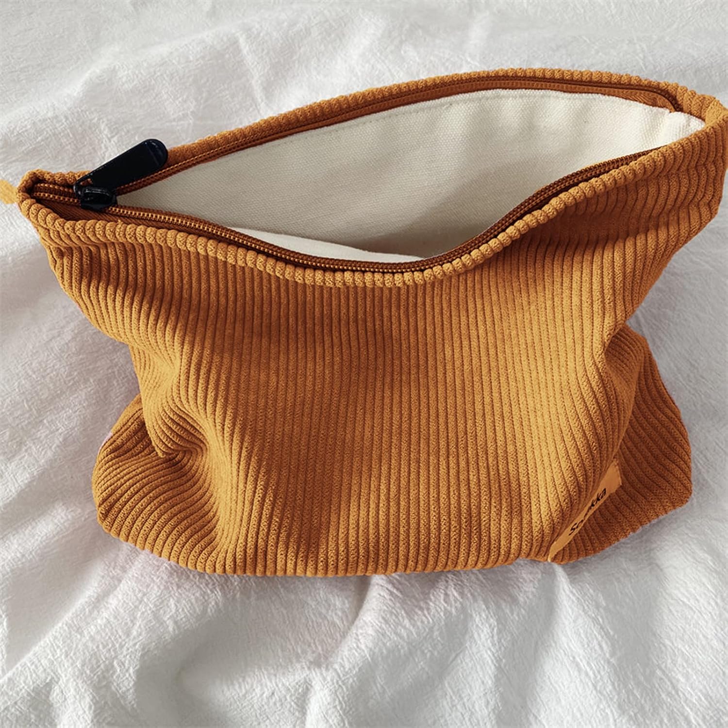 Trousse de toilette voyage : élégance et praticité pour les globetrotteurs Découvrez notre trousse de maquillage en velours côtelé avec 3 flacons de voyage, idéale pour vos escapades, le gym, ou les affaires – Image 2