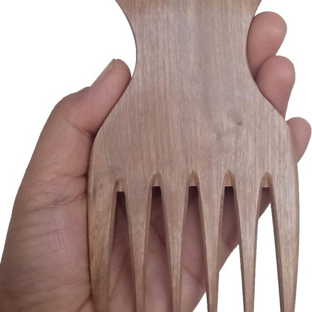 Peigne afro en bois naturel fait main : l'accessoire idéal pour cheveux épais et bouclés