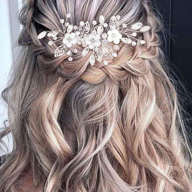 Bijoux de cheveux mariage : bandeau perlée en feuilles de vignes pour sublimer la coiffure des mariées