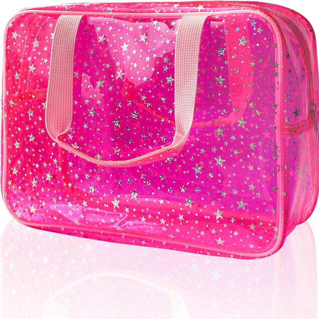 Trousse de maquillage rose : l'accessoire idéal pour les voyageurs élégants   Confectionnée en PVC durable, cette pochette de voyage avec poignée facilite le transport de vos essentiels de beauté  
