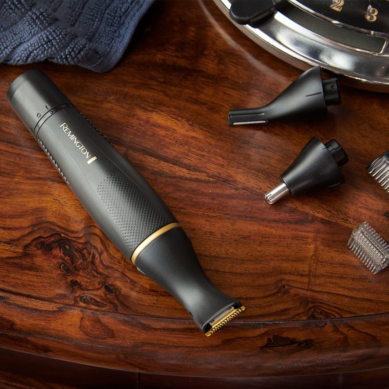 Tondeuse nez multifonction : kit complet visage pour hommes exigeants Découvrez la tondeuse nez Remington T-Series, conçue pour les hommes soucieux de leur apparence. Avec ses lames en titane auto-affûtées et ses trois têtes interchangeables, cette tondeuse est idéale pour entretenir la barbe, le nez, les oreilles et les sourcils. Profitez d’un design premium et de sabots ajustables pour un rasage précis et confortable. Offrez-vous un look impeccable en toutes circonstances ! – Image 2