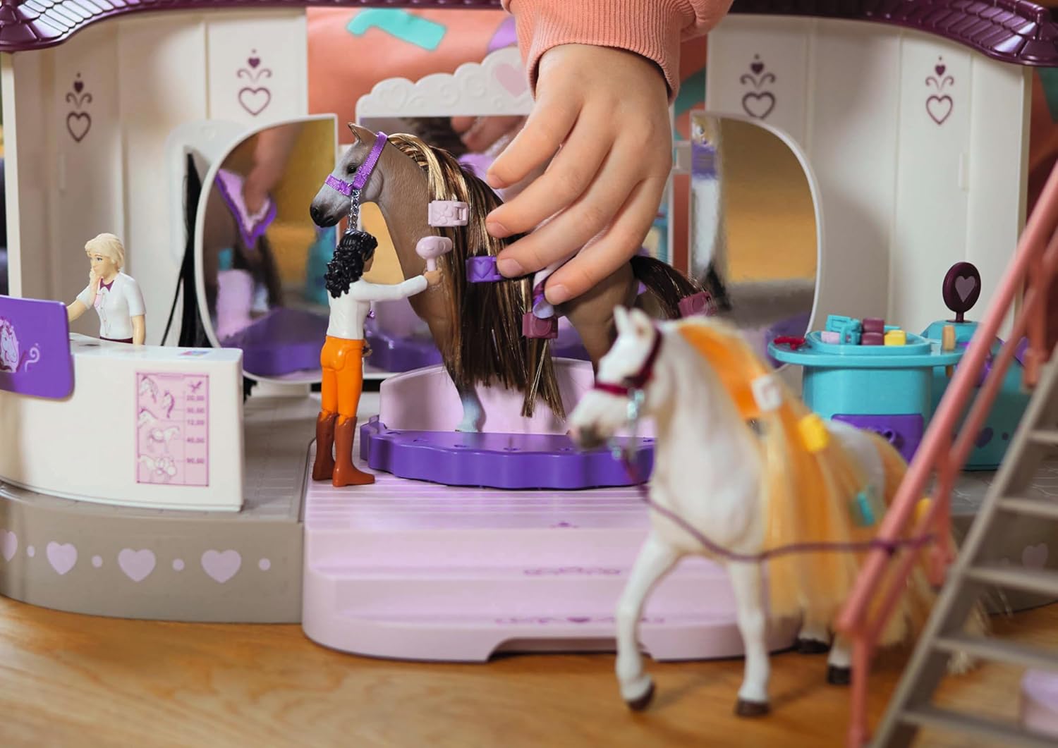 Écurie malette de coiffage avec accessoires de pansage : set de 99 pièces pour enfants de 4 ans et plus, pour des heures de jeu créatif avec des figurines chevaux – Image 3