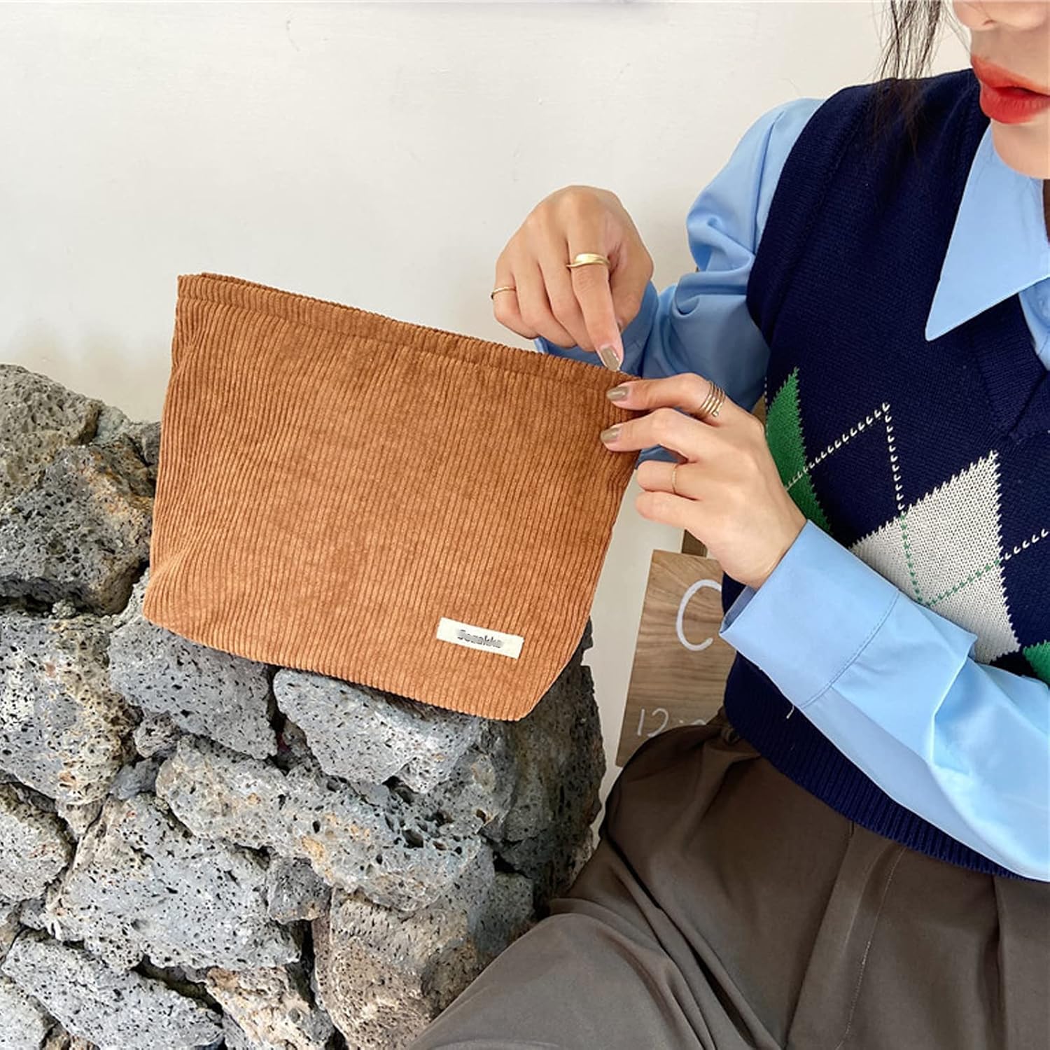 Trousse de toilette voyage : élégance et praticité pour les globetrotteurs Découvrez notre trousse de maquillage en velours côtelé avec 3 flacons de voyage, idéale pour vos escapades, le gym, ou les affaires – Image 5