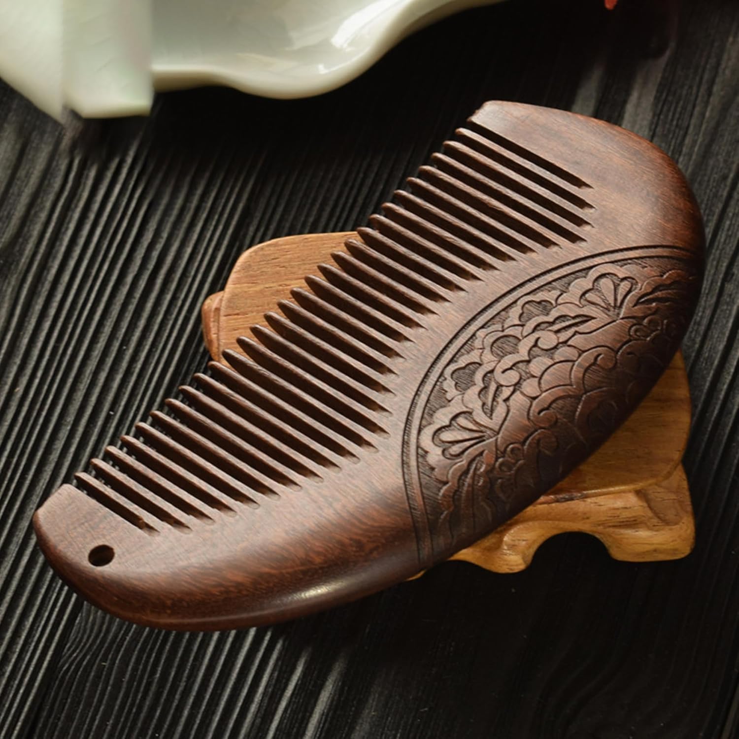 Peigne en bois de santal : l’accessoire naturel antistatique pour des cheveux sublimes