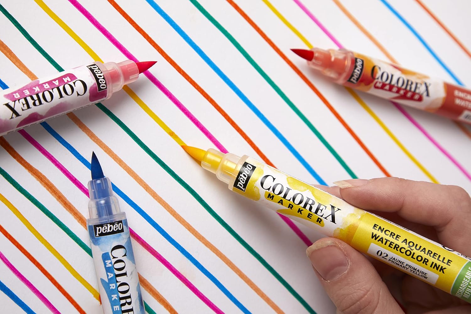 Marqueurs vides rechargeables : le set parfait pour artistes polyvalents, offrant 56 couleurs éclatantes et une pointe-pinceau pour tous vos supports – Image 4