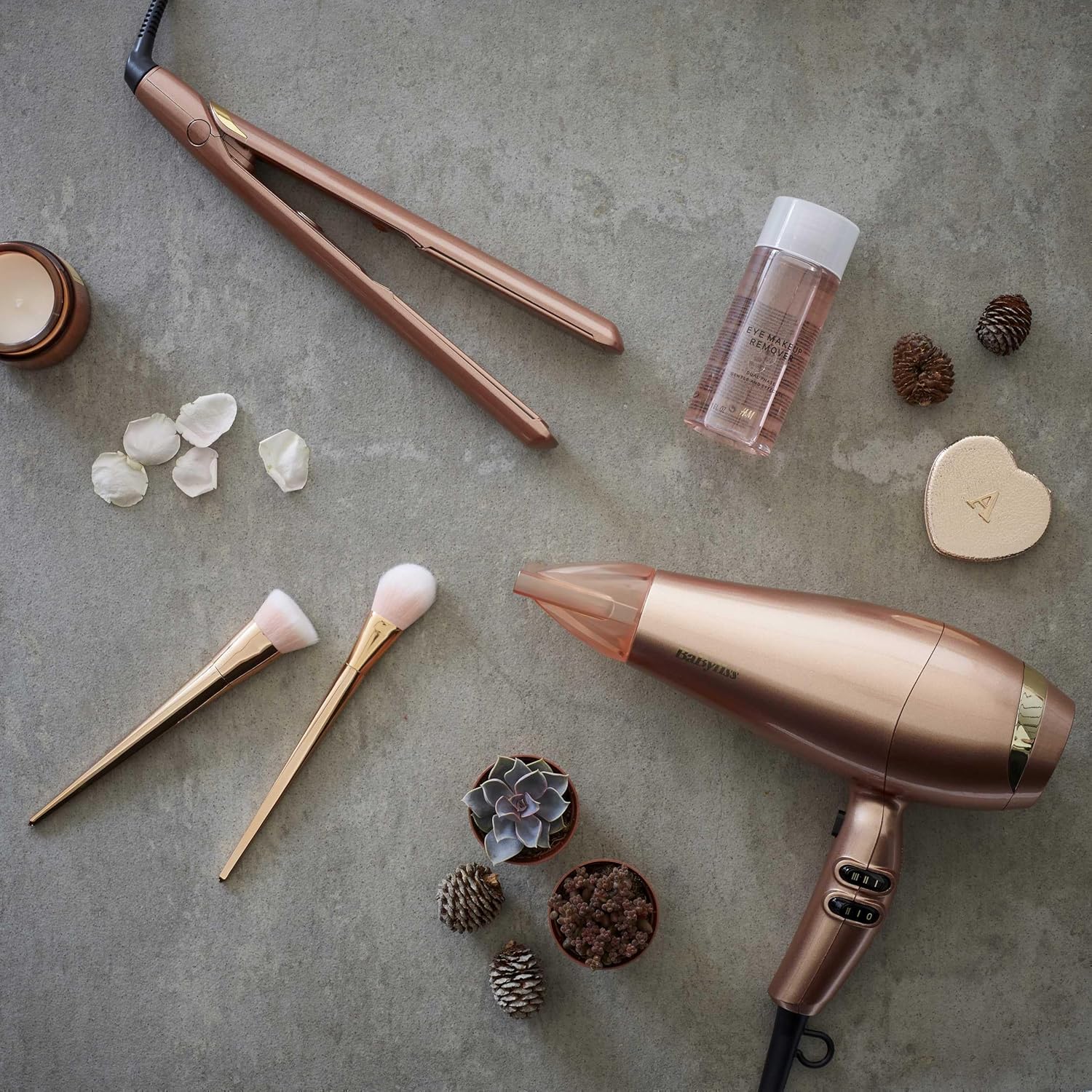 Sèche-cheveux léger et puissant pour un séchage rapide et élégant Profitez d'une coiffure impeccable avec notre sèche-cheveux rose gold, doté de la technologie céramique et ionique – Image 9