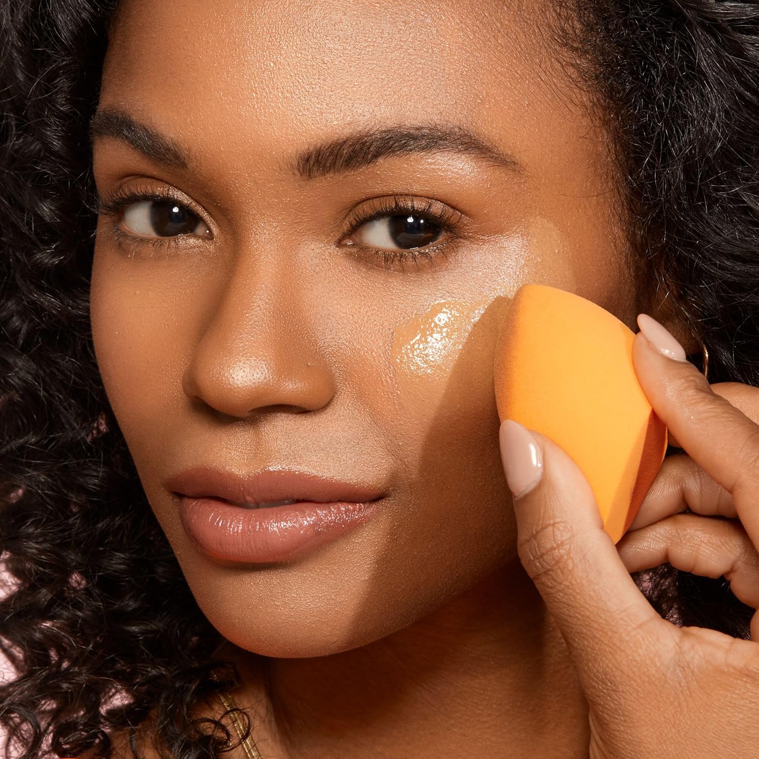 Pinceaux à maquillage et éponge Everyday Essentials : l'ensemble parfait pour les passionnées de maquillage Découvrez les 5 pièces essentielles pour un teint impeccable, sans cruauté envers les animaux – Image 13