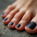 Ongle de pied noir sans choc : causes et traitement